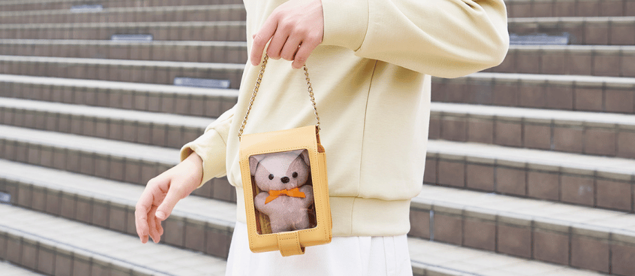 ぬいポーチにぬいを入れる