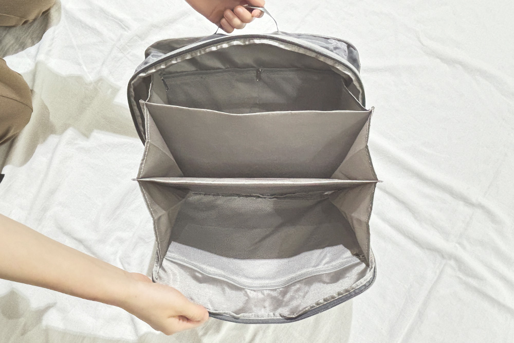 圧縮ポーチを開けている