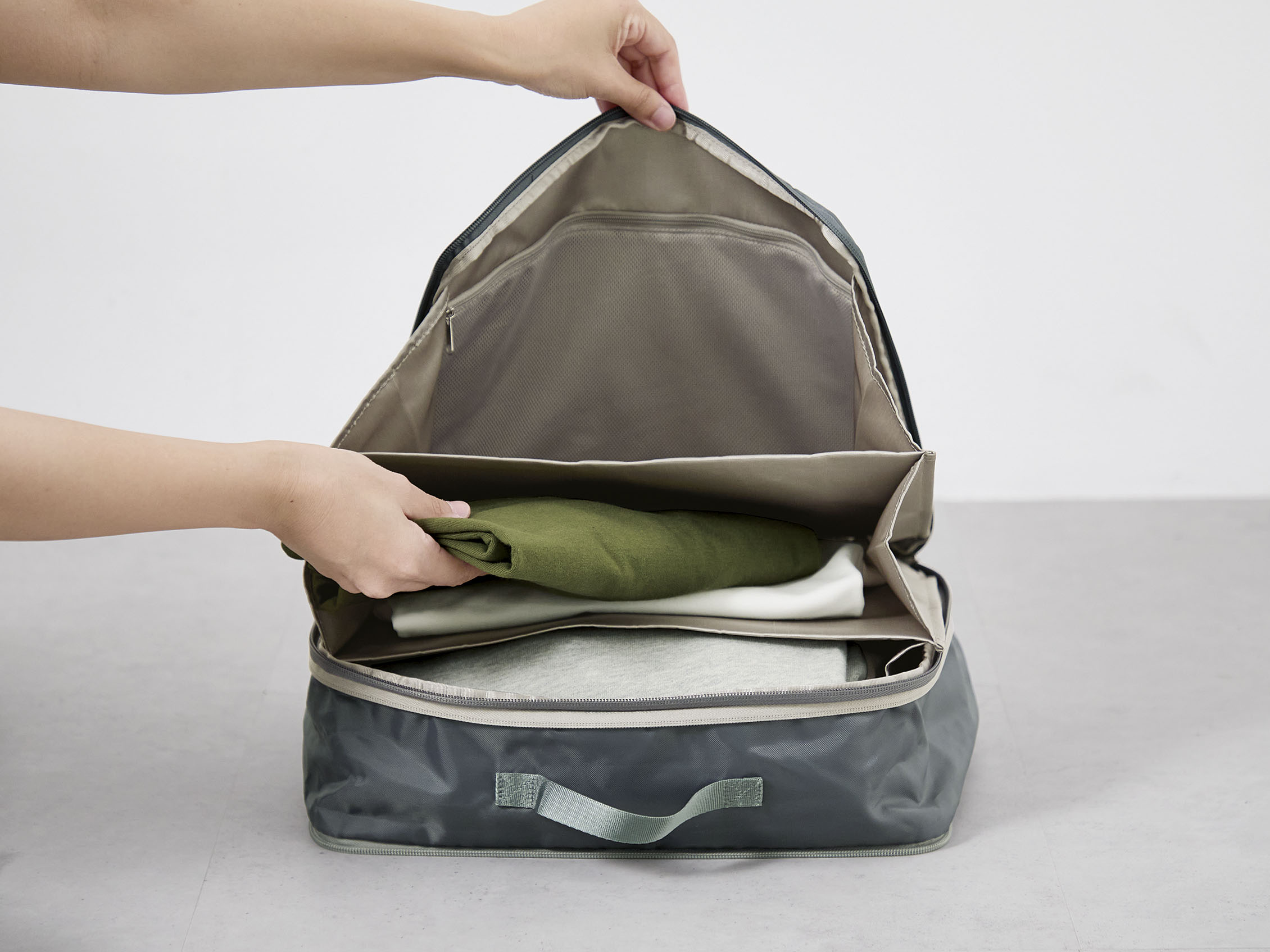 圧縮ポーチに衣類を入れた