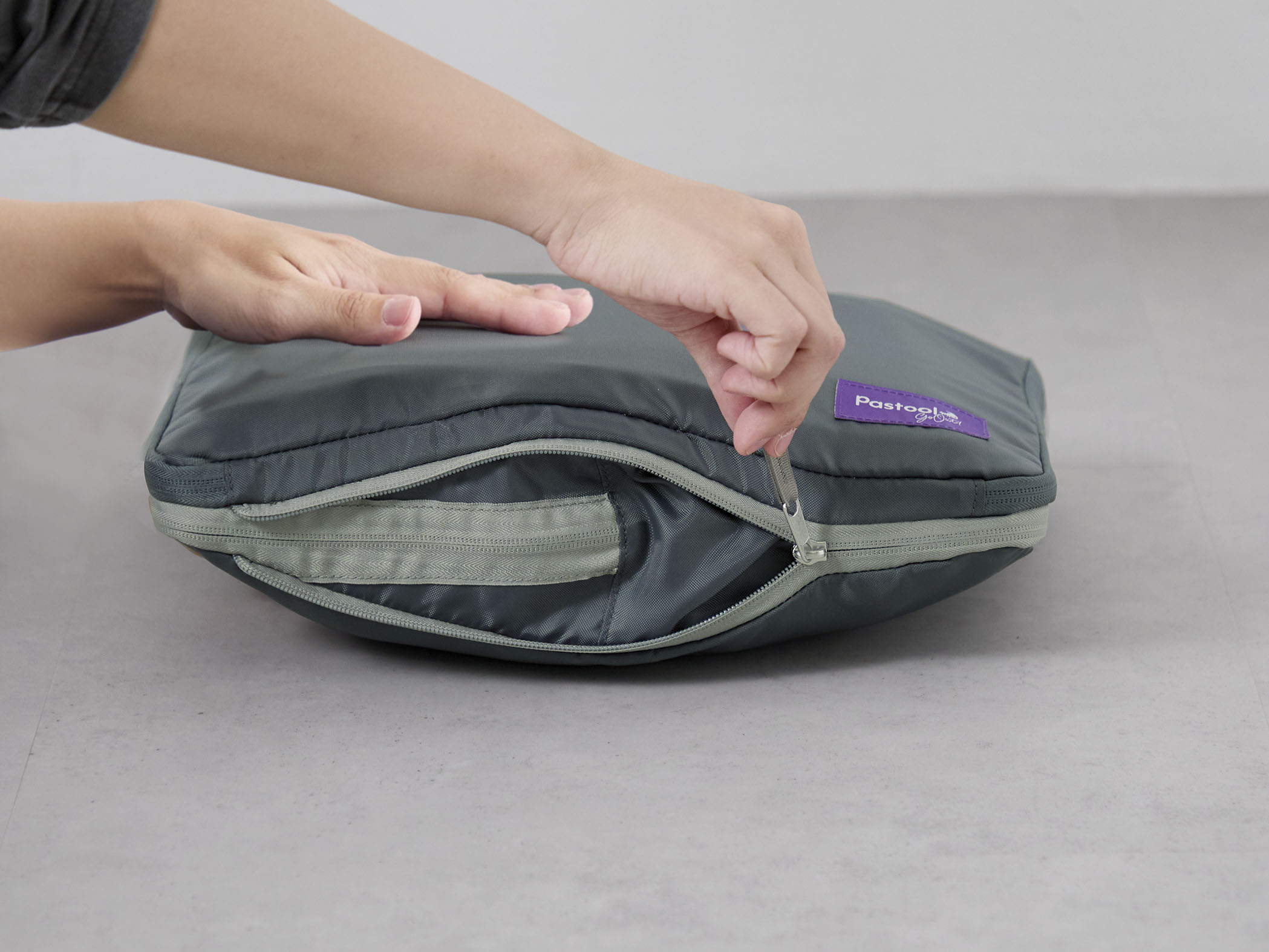 圧縮ポーチに衣類を入れた