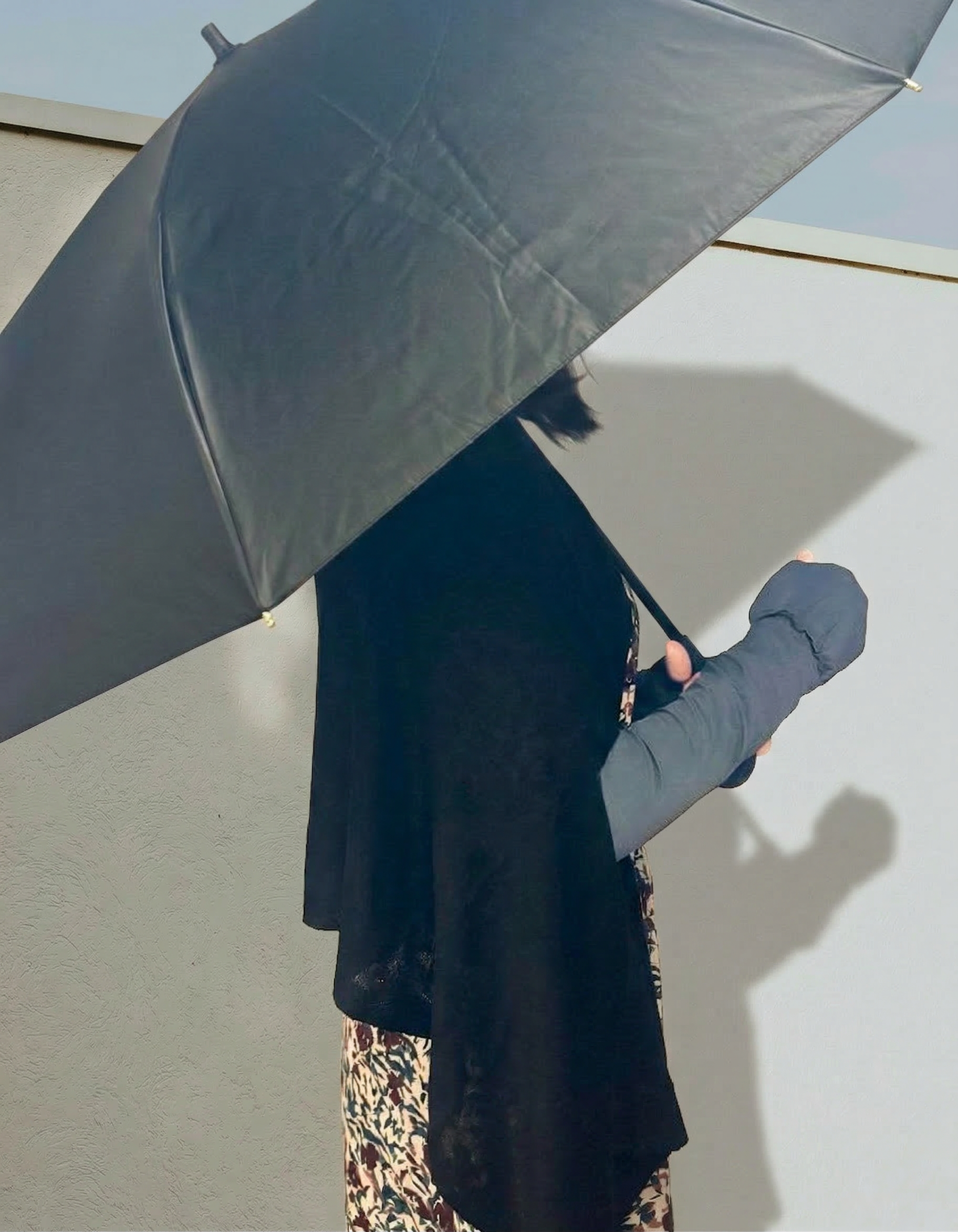 日傘・アームカバー・ケープ 3点を並べた俯瞰写真